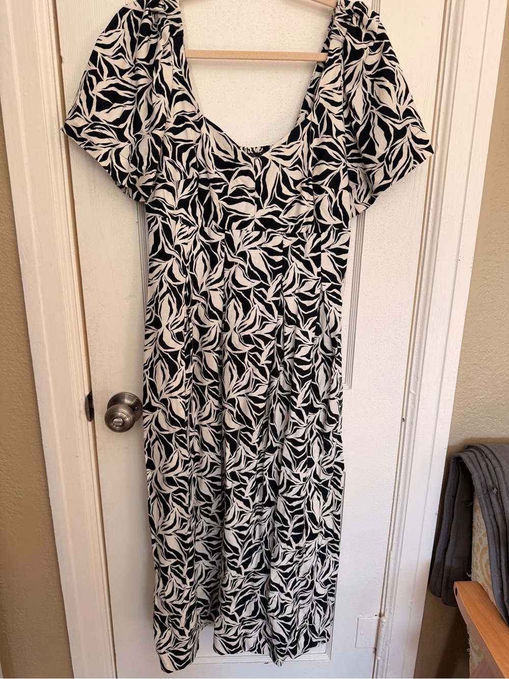 a new day Black and White Leaf-Print Scoop Neck Maxi Dress. Great cond. size 6